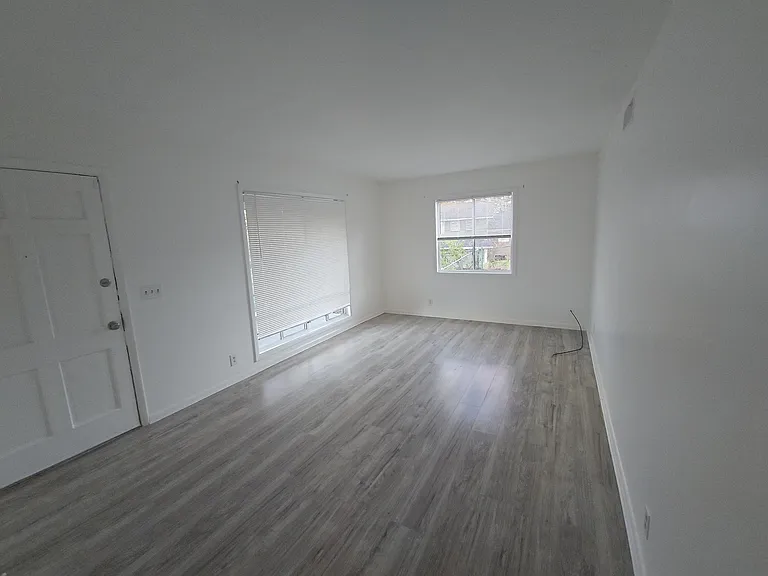 909 Ashland Ave — Photo 3