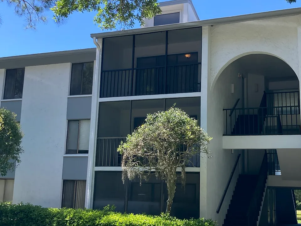 Peaceful 3rd floor balcony (refurbished!) across from a preserve; pond visible from breezeway!