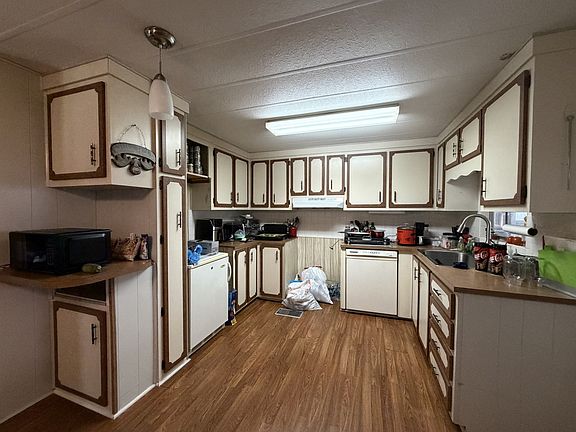 3rd image of 416 Cobalt Ave