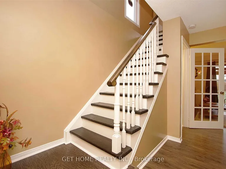 1310 Charter Cres — Photo 8