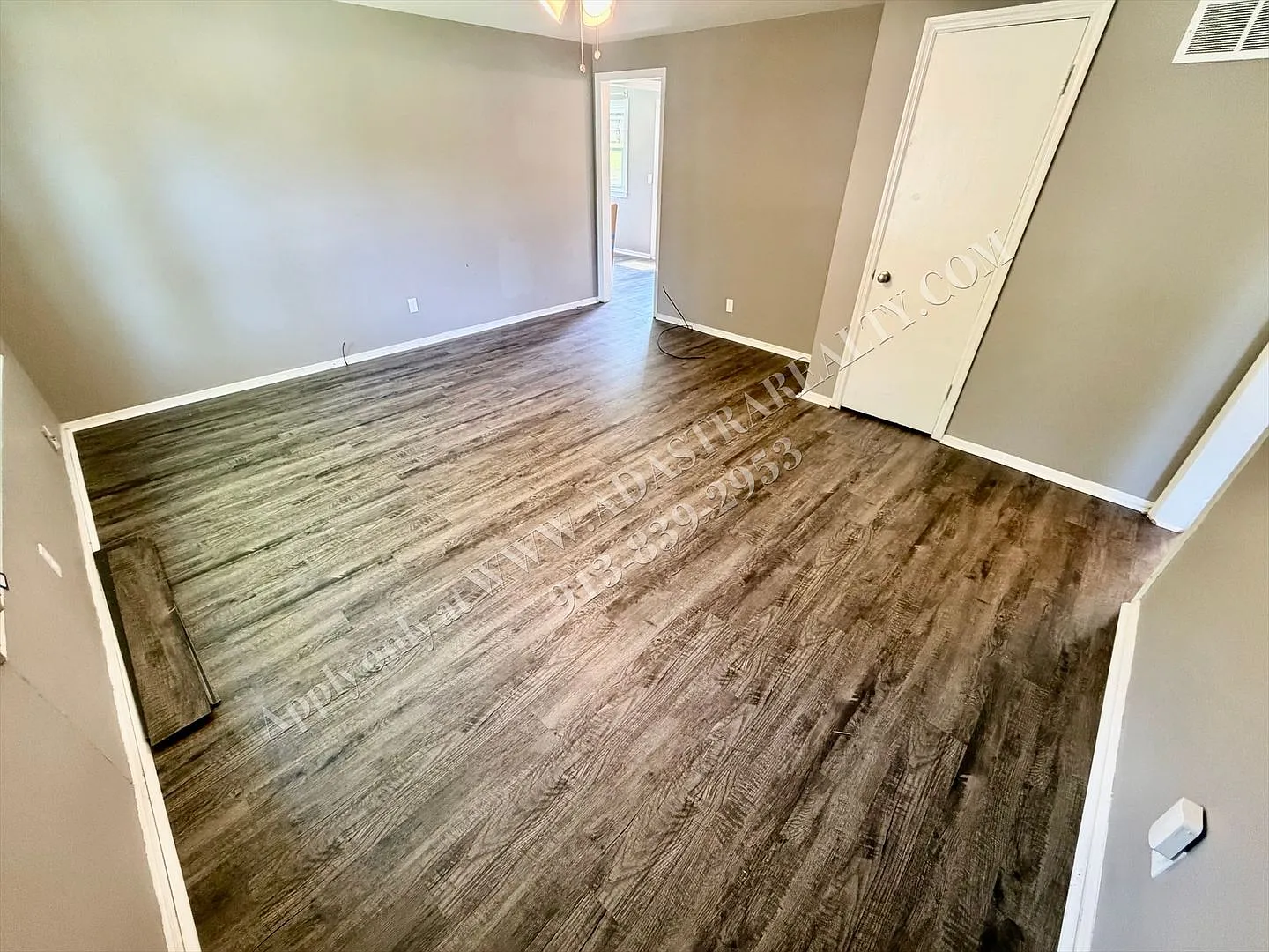 Cute 3 Bed 1 Bath in Raytown-Available NOW!! — Photo 3