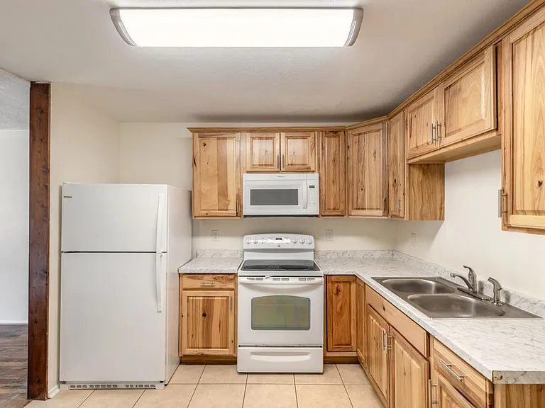 1584 Valencia Ave — Photo 9