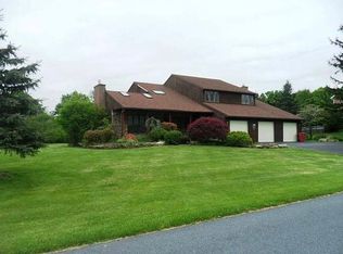 16 Scotland Dr, Reading, PA 19606