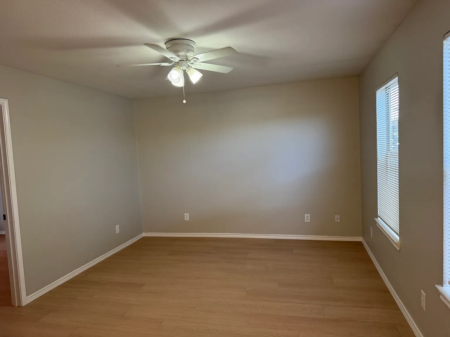 3 bed, 1200 sqft, $1,100 — Photo 2