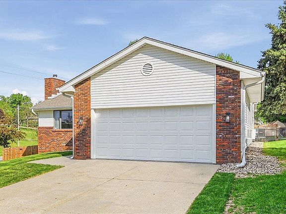 3rd image of 105 Kingsridge Dr