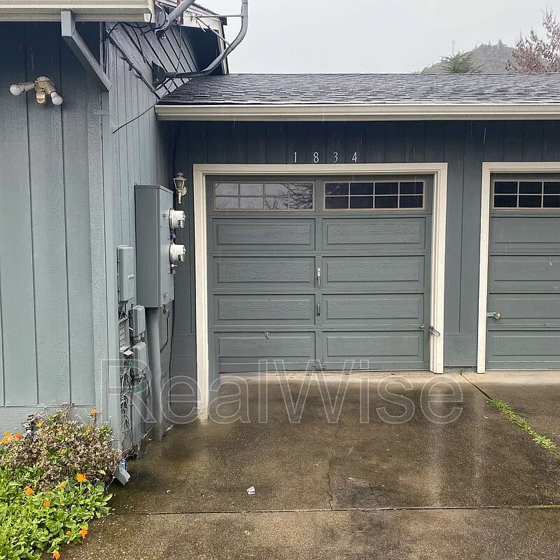 3 bed, 2.0 bath, 3360 sqft, $1,825 — Photo 2