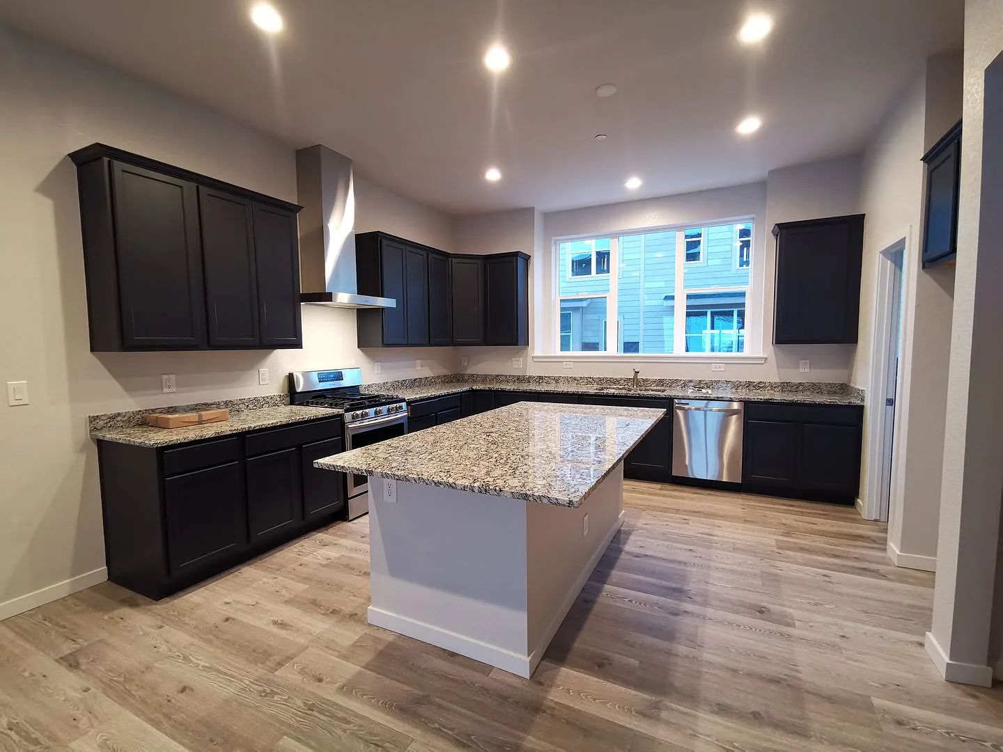 Beautiful Modern 3BD/4BA Townhome in the Heart of Superior! — Photo 3