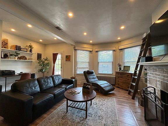 5th image of 818 Harrington Ave #2