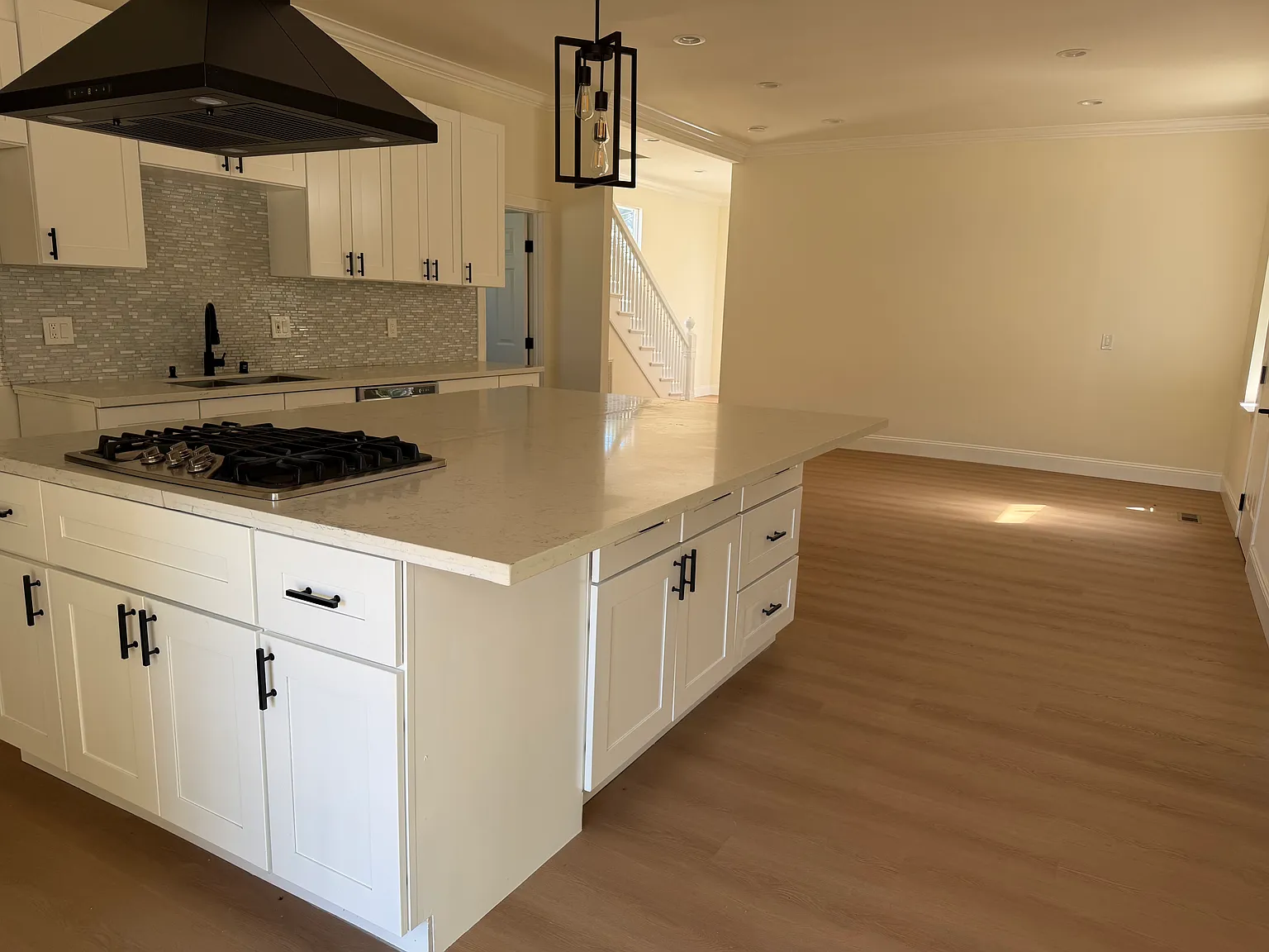 4 bed, 1430 sqft, $6,295 — Photo 2