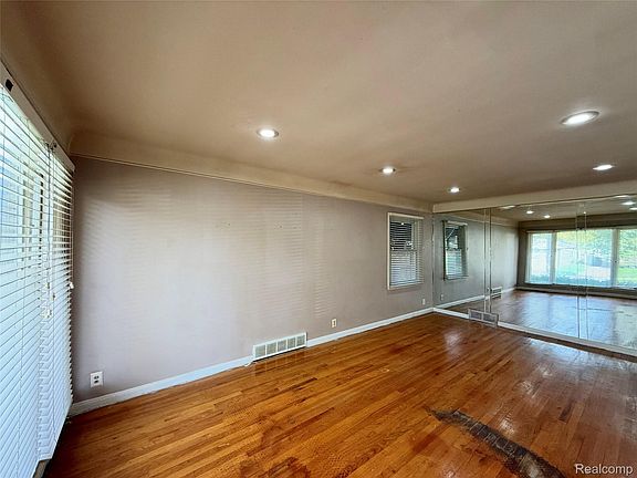 4th image of 23630 Morton St