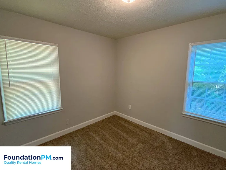 1684 Whitney Ave — Photo 5
