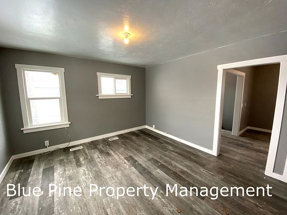 3rd image of 557 Gladstone St