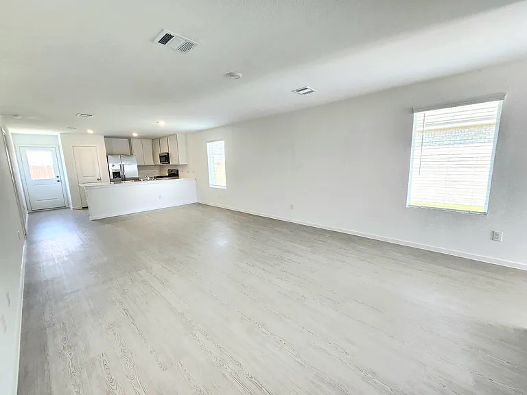 2260 Neyland Dr — Photo 2