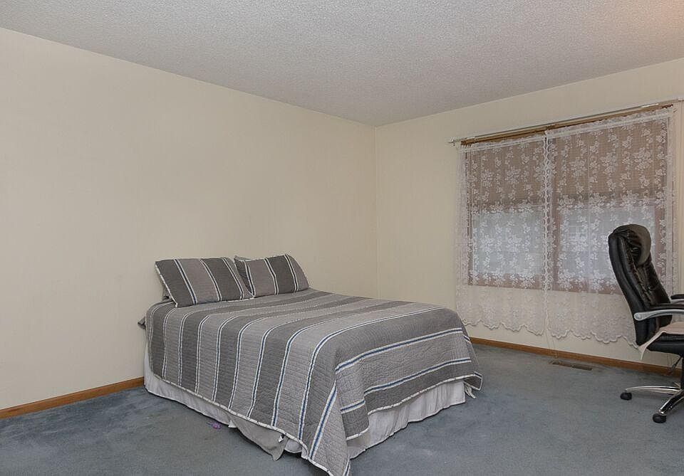 Bed is a full.  It's a spacious room.  2 very-large closets 