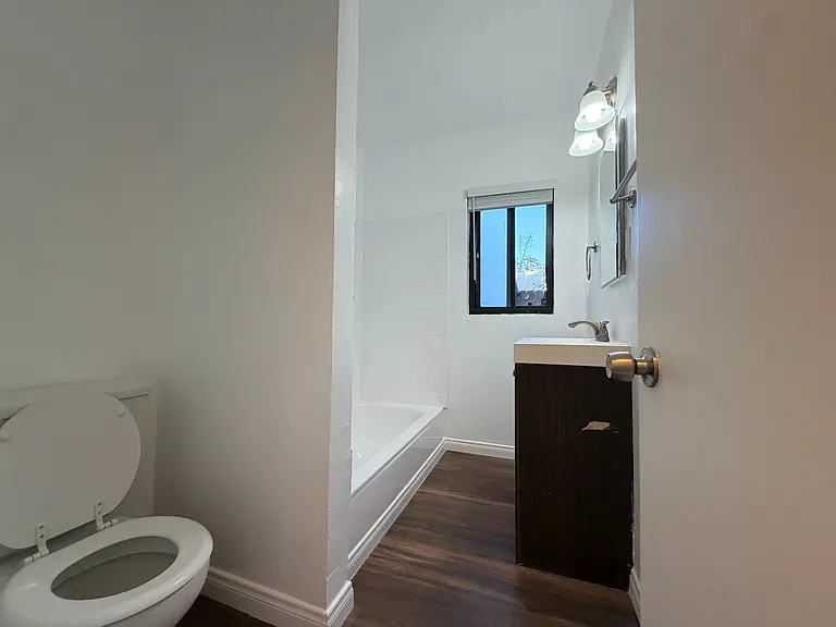 1056 E 6th St #2 — Photo 6