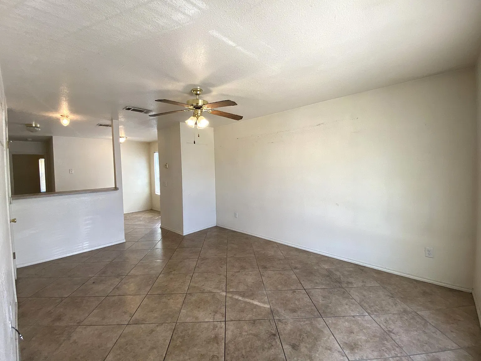 3 bed, 1150 sqft, $895 — Photo 2
