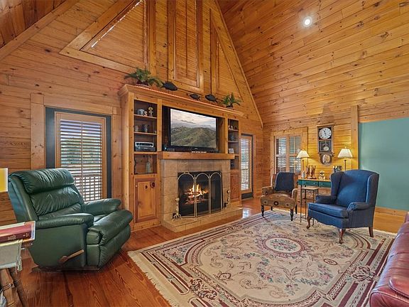 3rd image of 53 Pine Ln