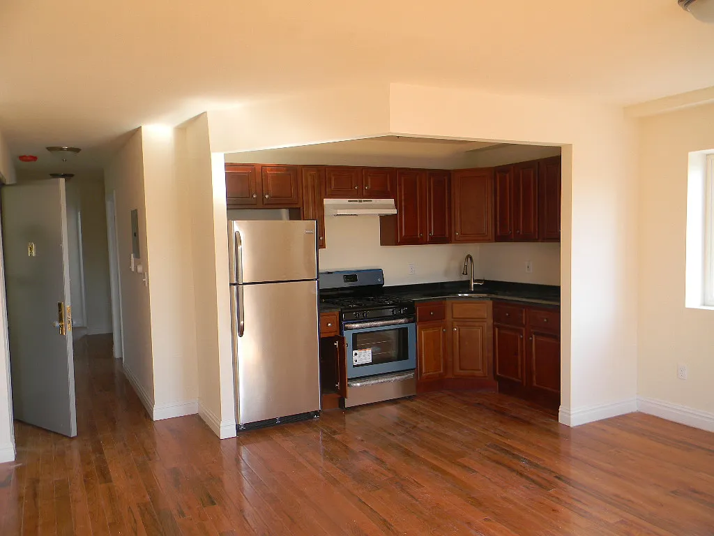 3 bed, 10 sqft, $3,600 — Photo 4