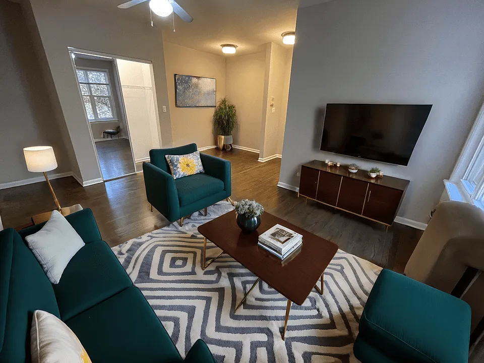 Dakin Court - 910 W Dakin St