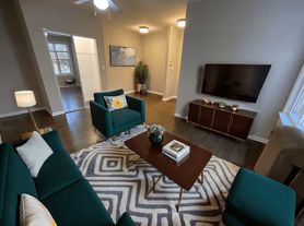 Dakin Court - 910 W Dakin St