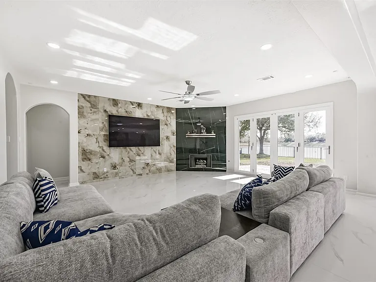 2315 Bending Spring Dr — Photo 4