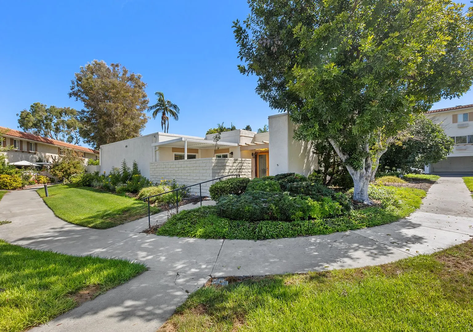 Bright & Beautiful Home in Laguna Woods Village Resort-Style 55+ Living — Photo 1