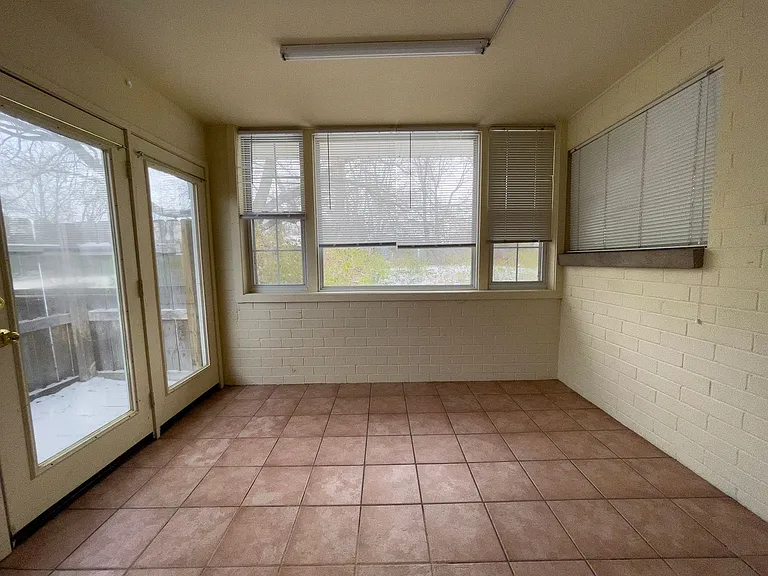 Preleasing For August! Close To Campus — Photo 23