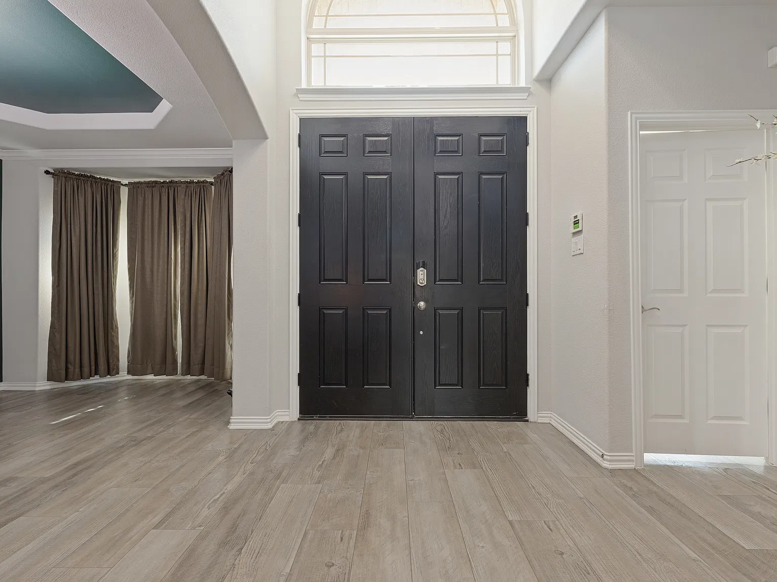 5 bed, 3.5 bath, 3461 sqft, $4,500 — Photo 2
