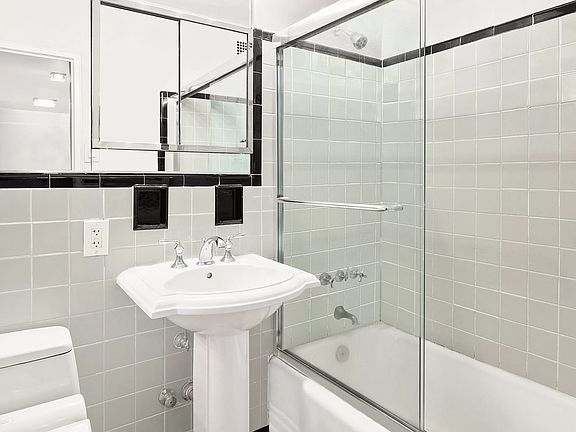 5th image of 30 W 60th St APT 6W