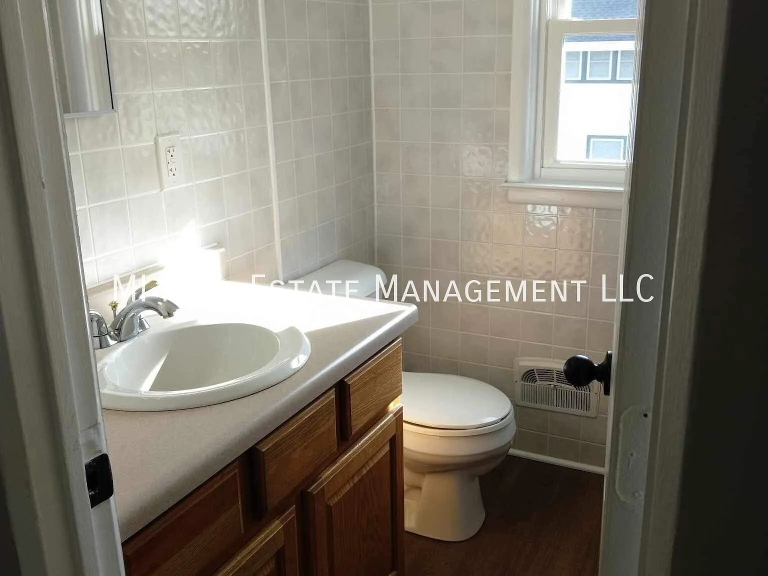 2 bed, 1.0 bath, 800 sqft, $1,200 — Photo 2