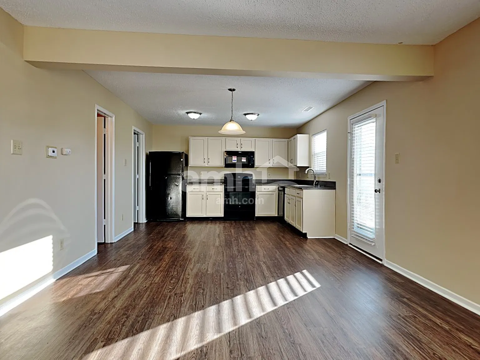 3 bed, 2.5 bath, 2016 sqft, $2,075 — Photo 4