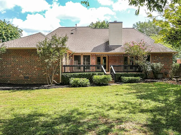 2911 Regenwood Dr — Photo 4