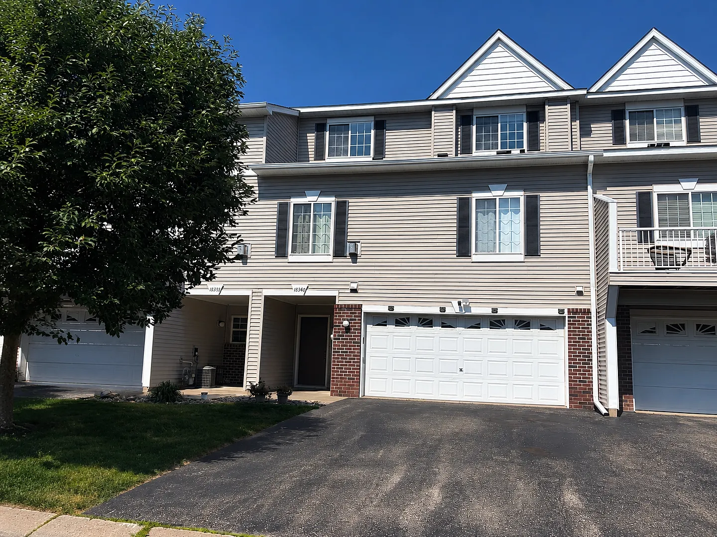 Spacious 2 bedroom townhome available 9/10!! — Photo 1