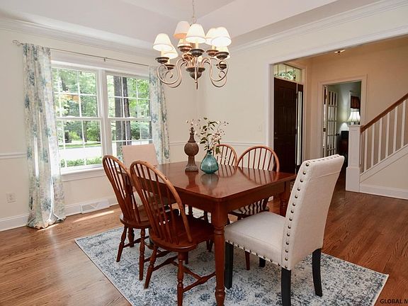 4th image of 8 Huntington Ct