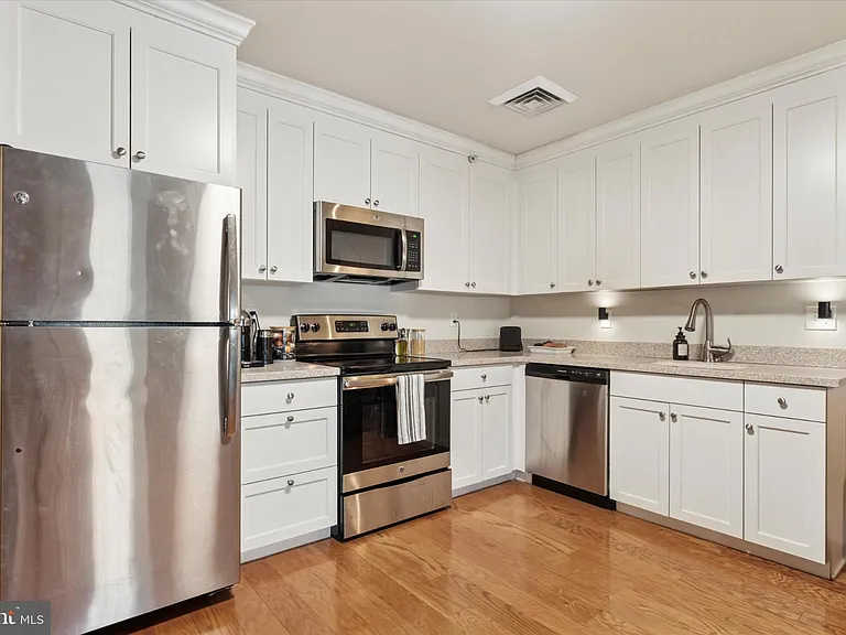 3 Sycamore St #A — Photo 4