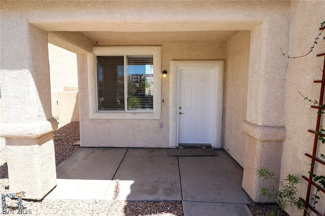 3 bed, 2.5 bath, 1849 sqft, $2,400 — Photo 3