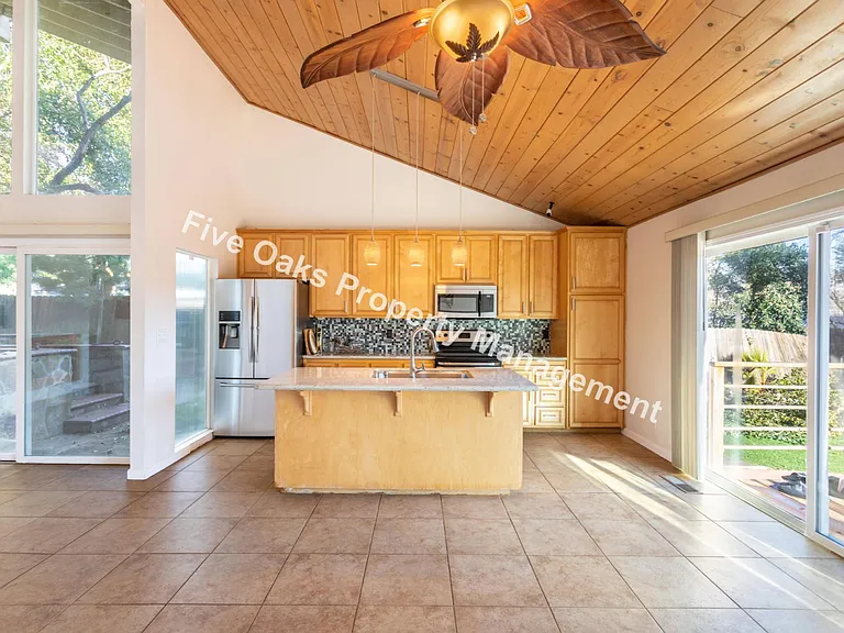 2815 Stanford Ln — Photo 9