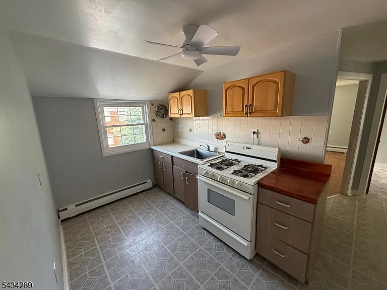 112 Stiles St — Photo 2