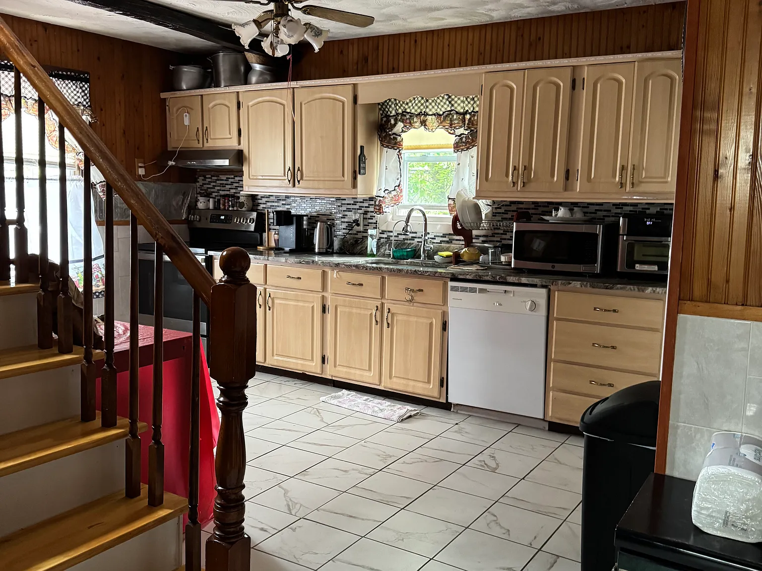 21 Vineyard St — Photo 2