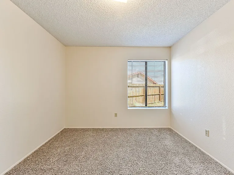 1021 W Perdew Ave — Photo 8