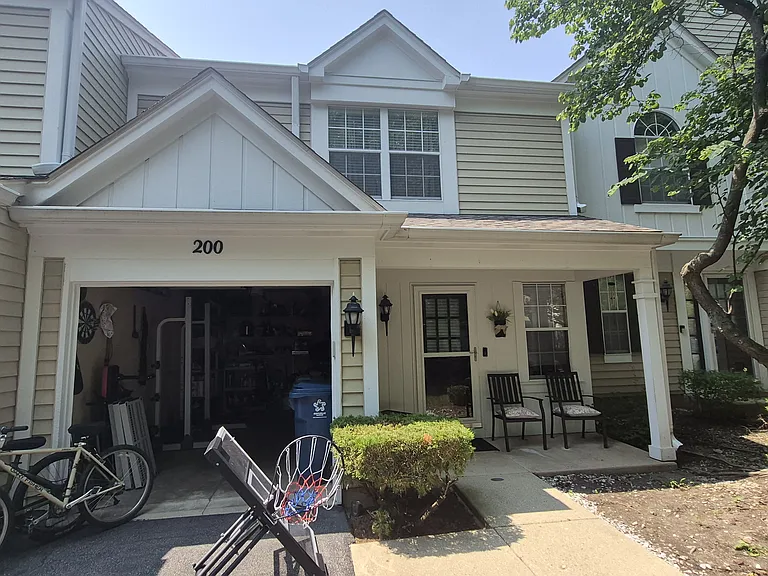 200 Port Royal Cir — Photo 1