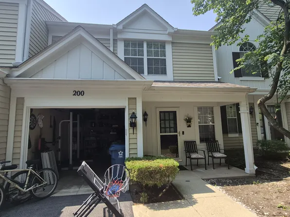 200 Port Royal Cir, Aurora, IL 60504