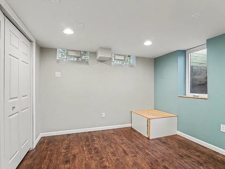 353 Hollywood Dr — Photo 14
