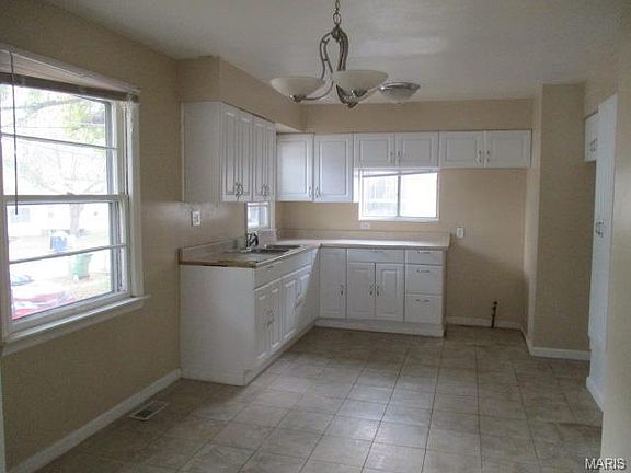 5th image of 10127 Cloverdale Dr