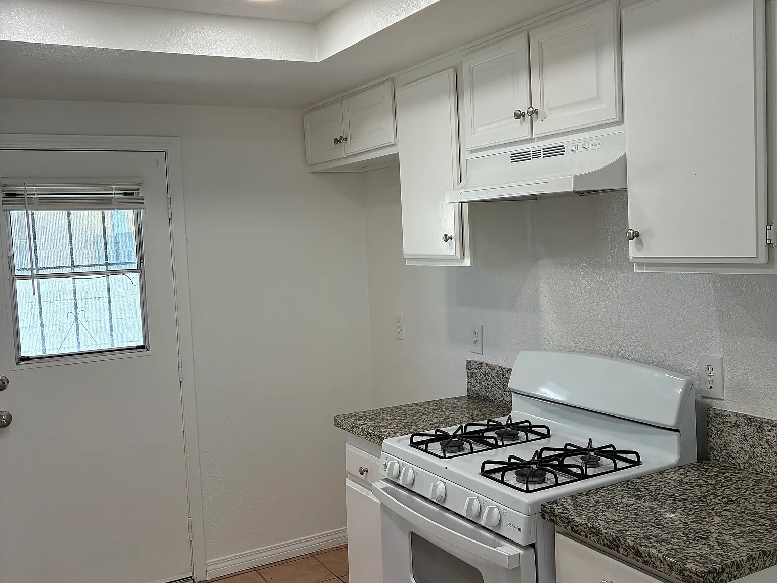 3 bed, 1036 sqft, $1,800 — Photo 2