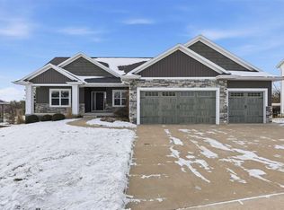 3004 Forrest Meadow Ln, Hiawatha, IA 52233