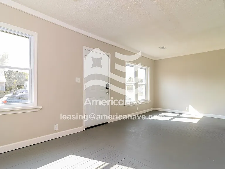 1507584_003_living_room_13991904.jpg