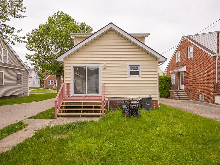 18619 Arrowhead Ave — Photo 3