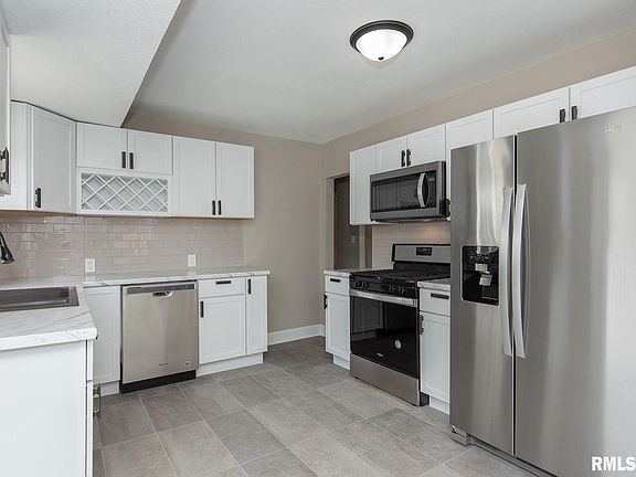 4th image of 12 Knoll Ct