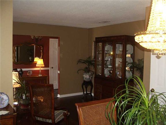 4th image of 17 Brittany Dr